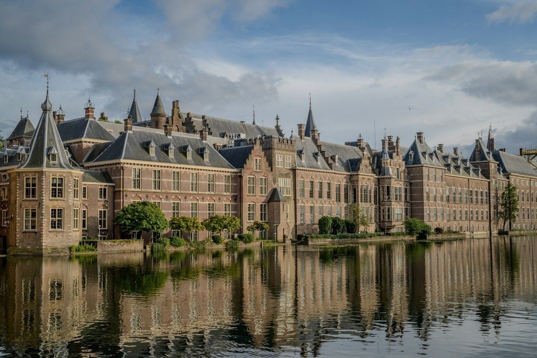 Historische gebouwen aan het Binnenhof weerspiegeld in het water